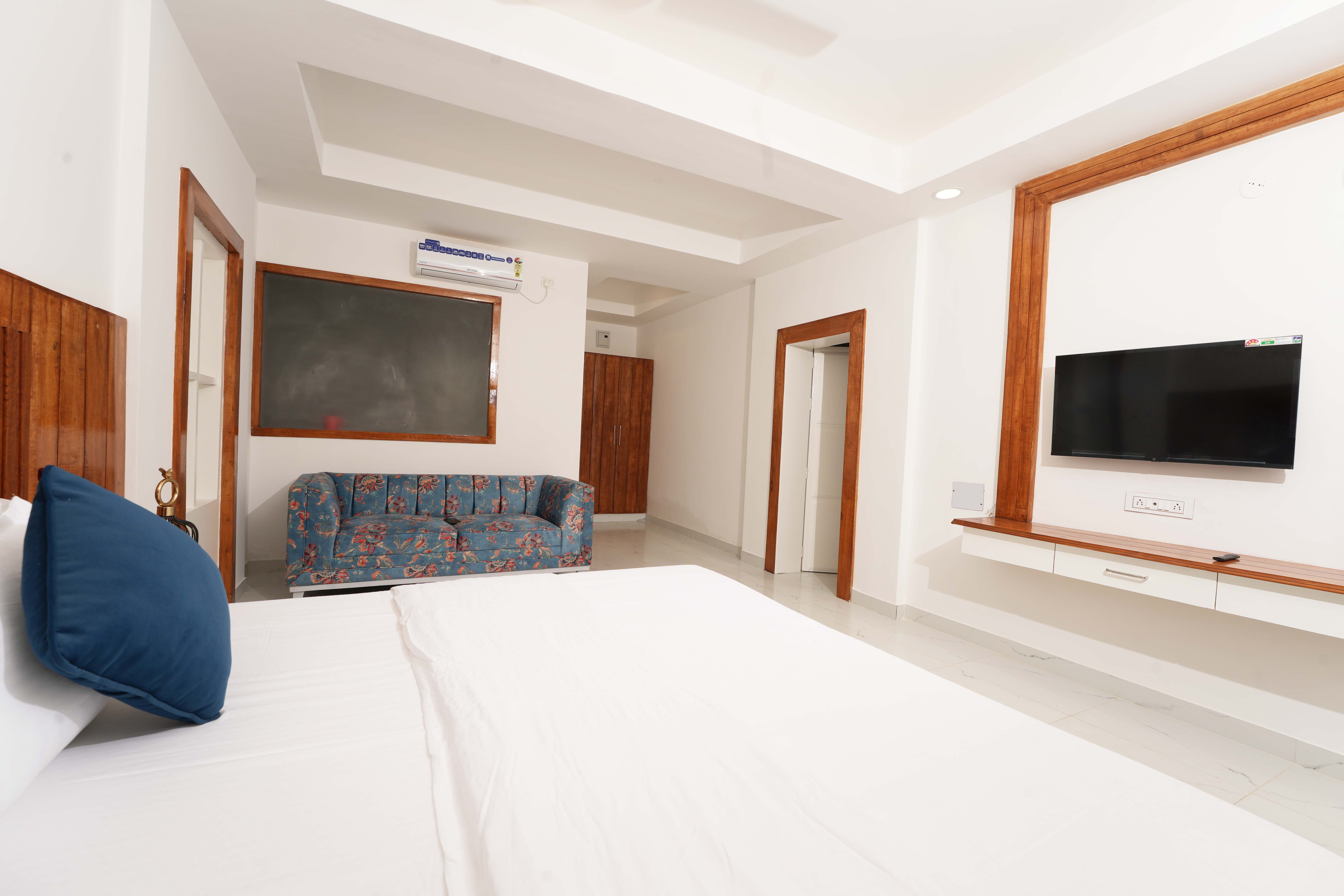 1 x Connecting Room